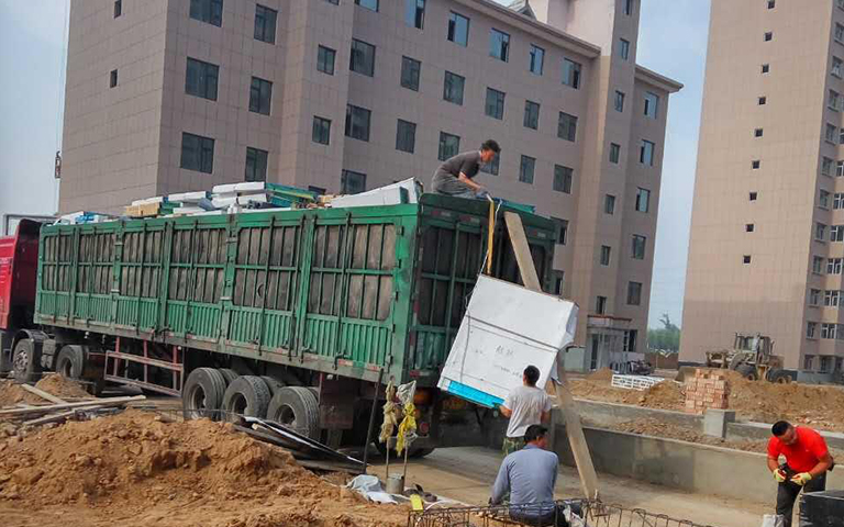 忻州市中海建嘉苑二區(qū)項(xiàng)目部工地防火門(mén)卸車(chē)作業(yè)圖片