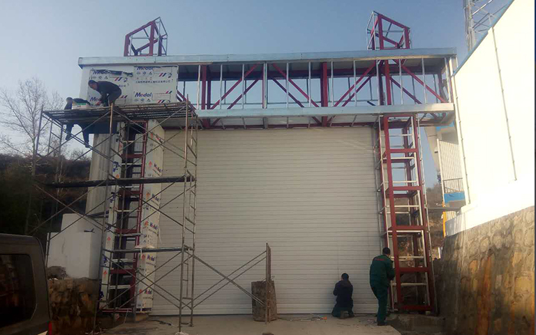 11月4日陽(yáng)泉市舊街鄉(xiāng)陽(yáng)窯村保安煤礦瓦斯電廠安裝卷簾門(mén)