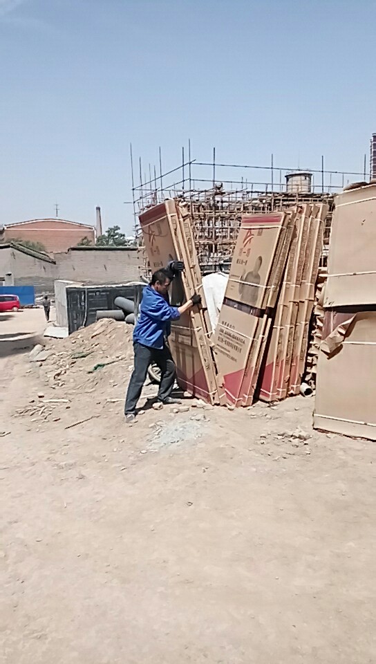 2018年5月7日太谷工地門(mén)已到貨正在用電梯往樓上運(yùn)